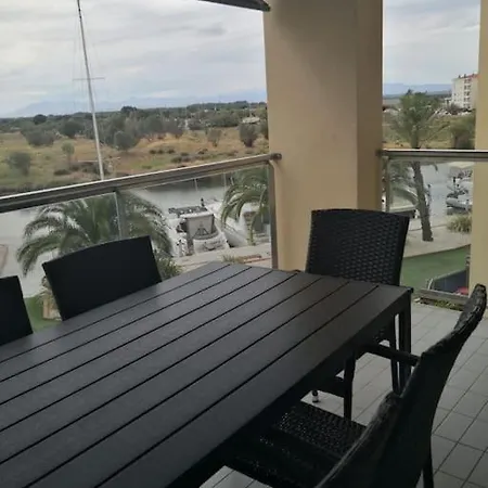 Amb Piscina I Zona Enjardinada דירה *