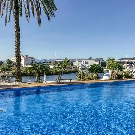 Amb Piscina I Zona Enjardinada דירה *