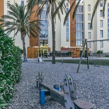 Amb Piscina I Zona Enjardinada דירה